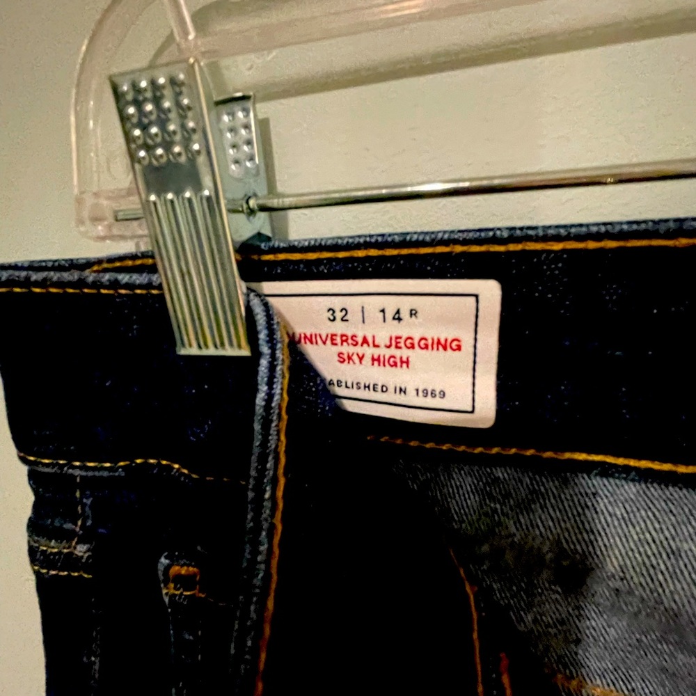 Five pair of women’s jeans all around size 10